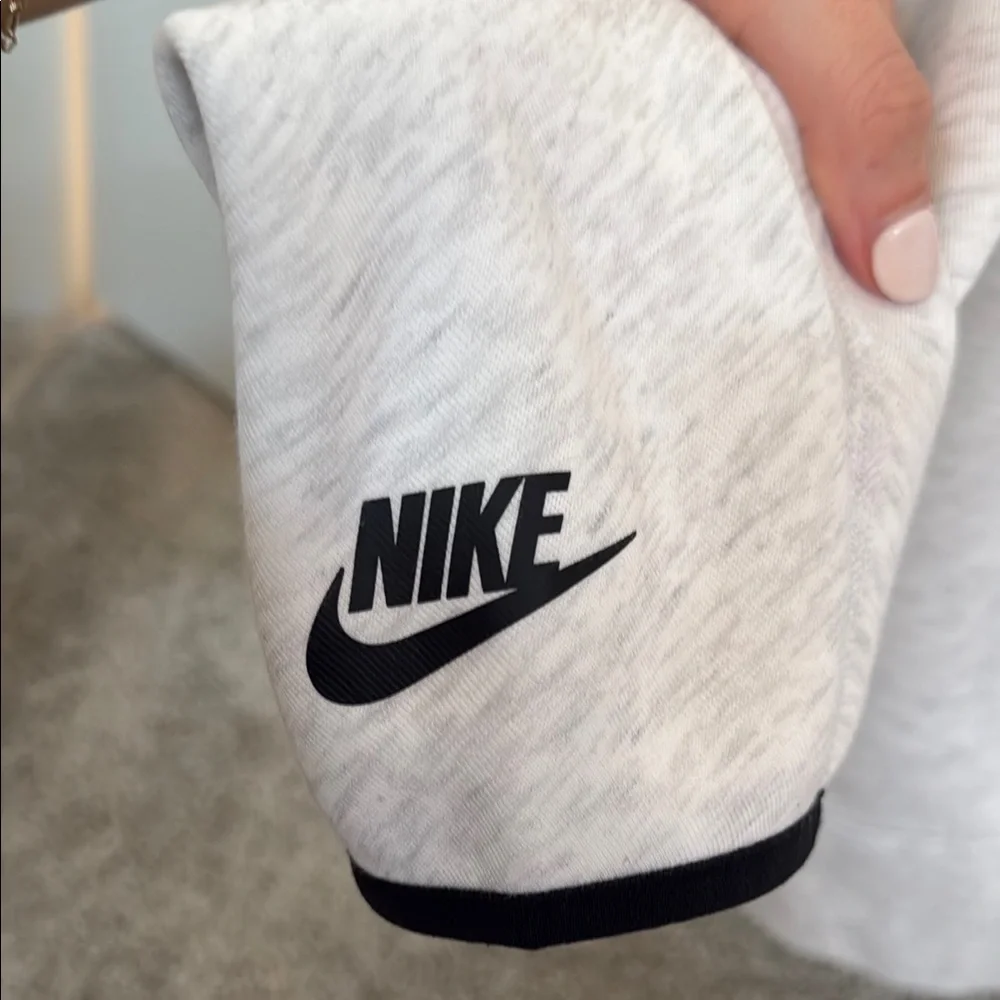 Nike Tech Fleece Men's Gray Quarter Zip - Picture 5 of 5